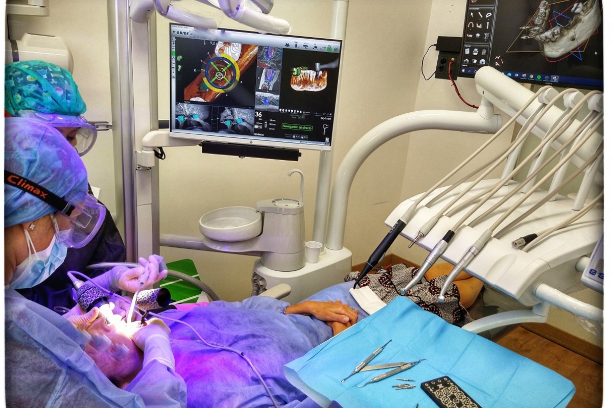 Cirugía de implantes asistida por realidad aumentada.